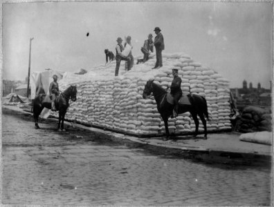 San Francisco Earthquake of 1906, Restacking 9,000 pounds (of) flour, - NARA - 522940