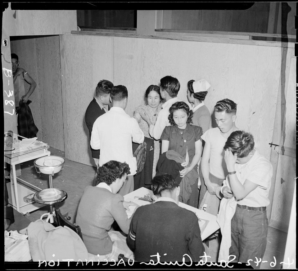 Santa Anita Park Assembly Center, Arcadia, California. Newcomers at Santa Anita assembly center rec . . . - NARA - 537018
