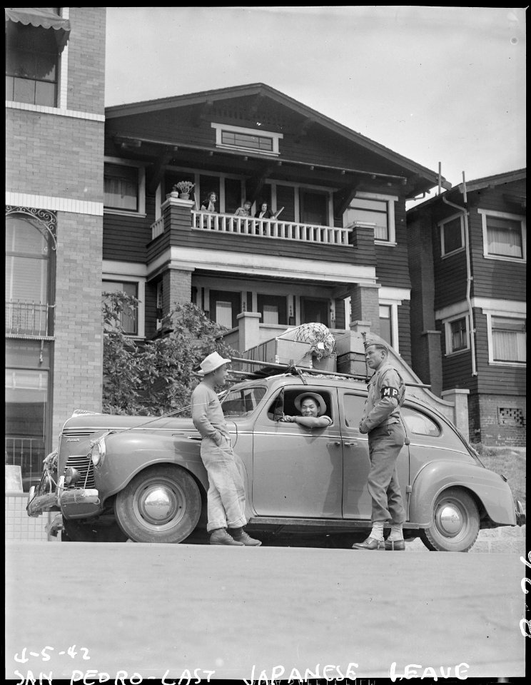 San Pedro, California. Military police give advice to evacuees of Japanese ancestry as the last lea . . . - NARA - 536775