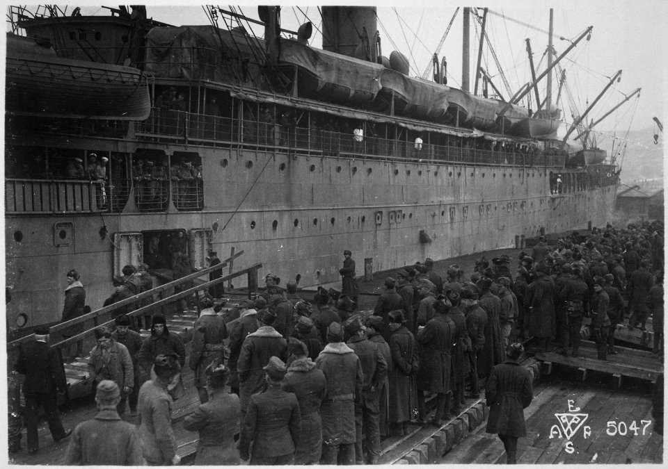 Scene at American transport docks on arrival of a transport from the States., ca. 1918 - ca. 1919 - NARA - 542456