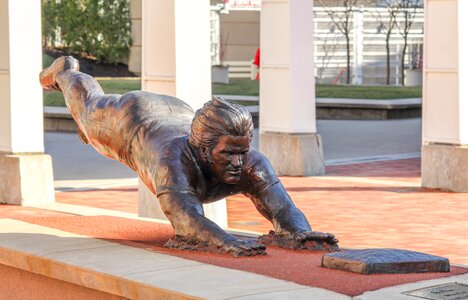 Statue reds opening