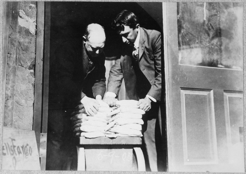 San Francisco Earthquake of 1906, One million dollars being sent from the Mint to the banks - NARA - 522965