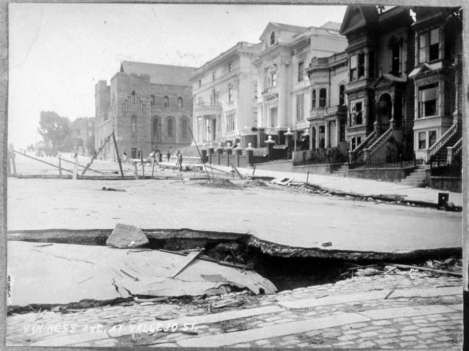 San Francisco Earthquake of 1906, Van Ness Avenue at Vallejo Street - NARA - 513308
