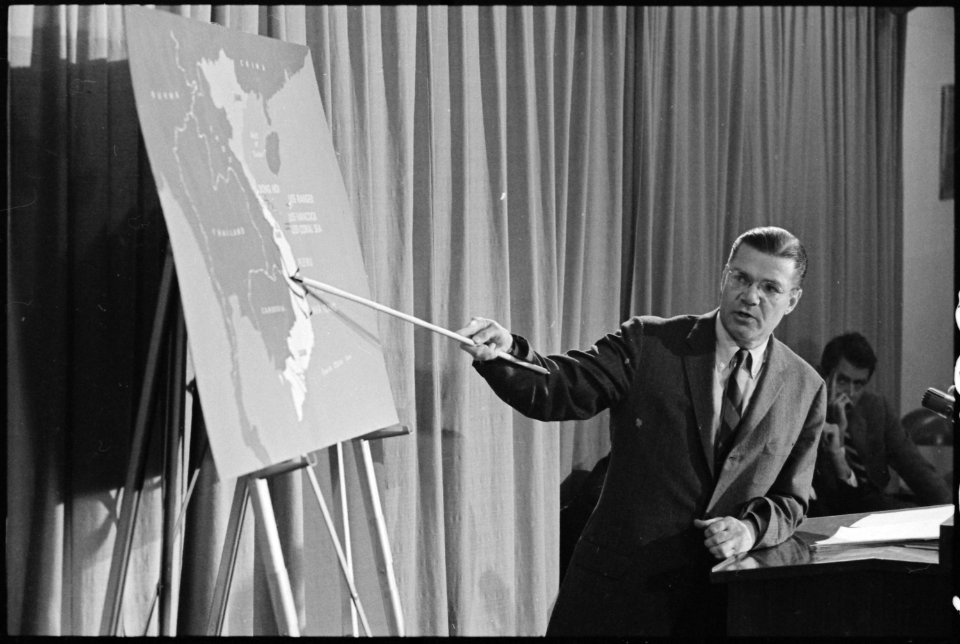 Secretary of Defense Robert S. McNamara's press conference, at the Pentagon. - NARA - 531441