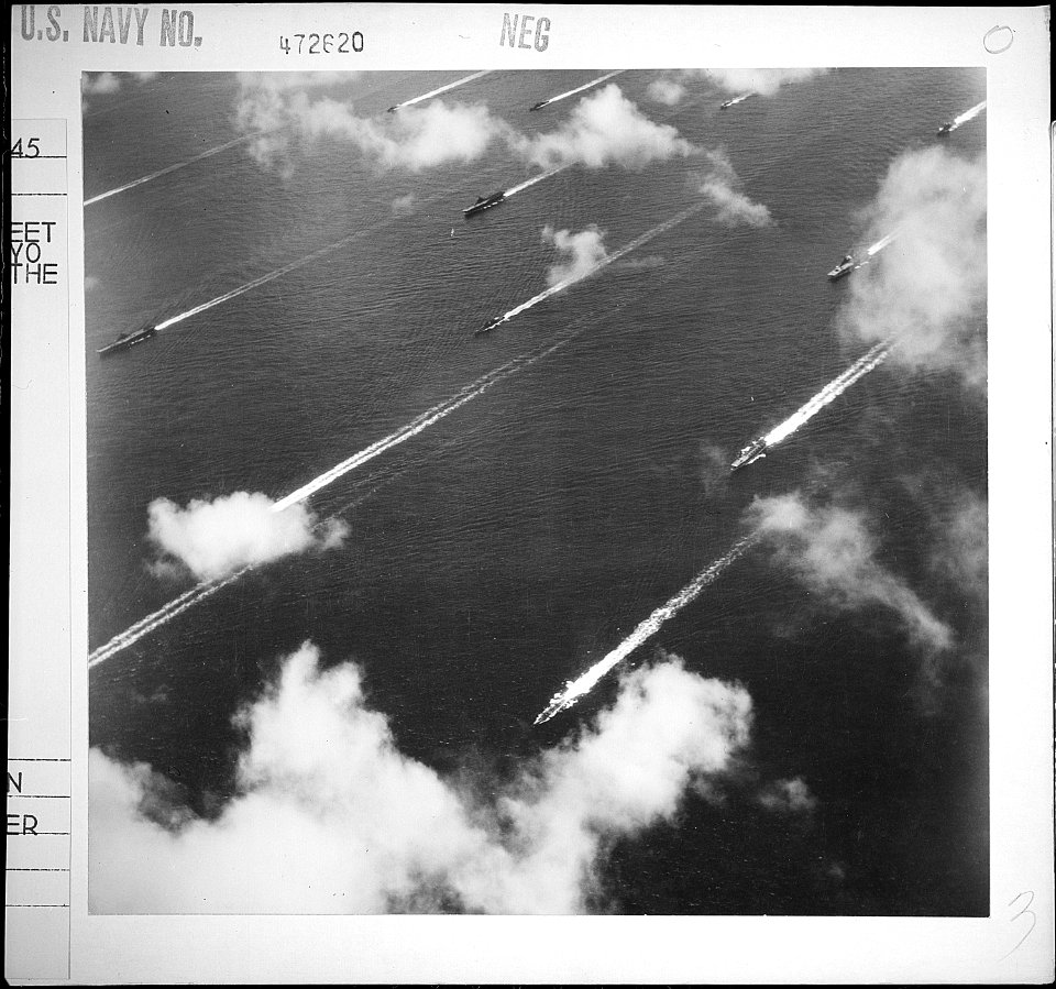 Ships of 3rd fleet steam into Tokyo Bay, Japan, for the occupation. - NARA - 520921