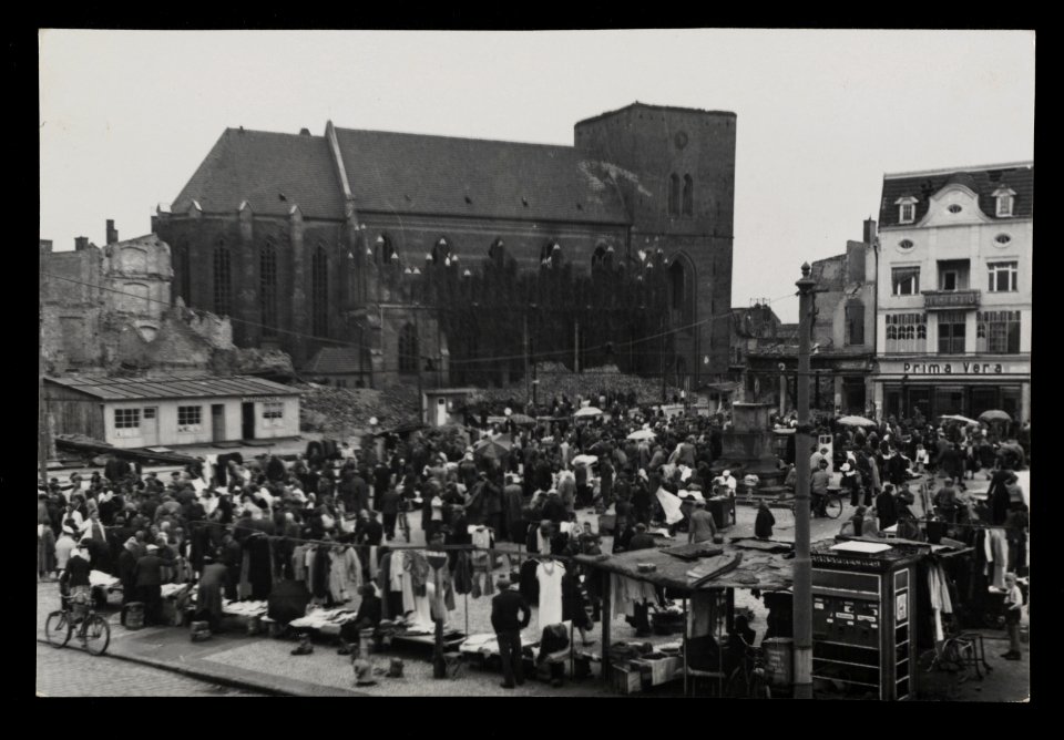 Slupsk, rynek i kosciol Panny Maryi 1949 (66046315)