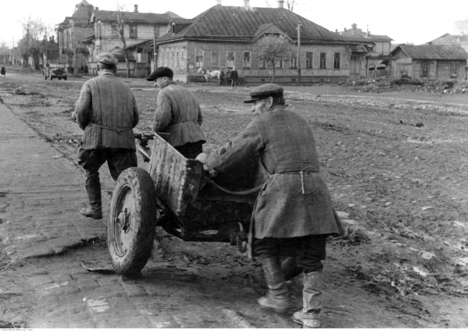Smoleńsk. Mężczyźni radzieccy (2-1895)