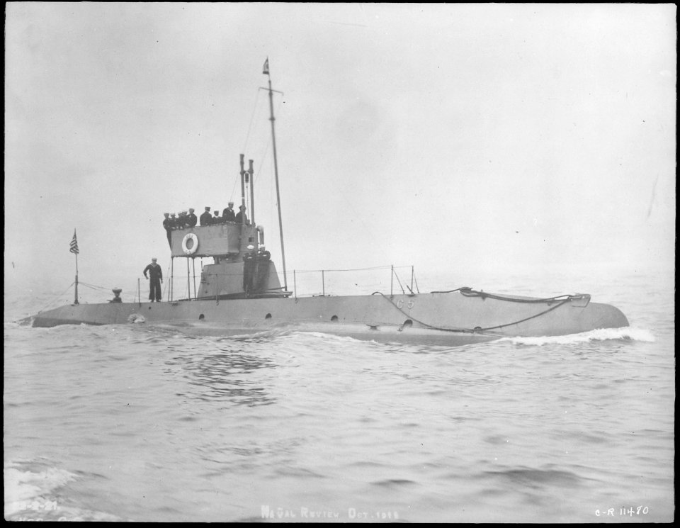 Snapper (SS16), renamed C5. Starboard bow, underway, crew on deck, 10-1912 - NARA - 512980