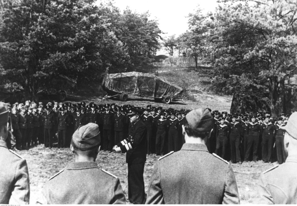 Spotkanie instruktażowe dla pilotów jednoosobowych łodzi torpedowych (2-2590)