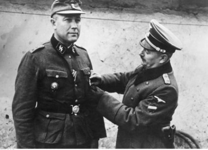 Standartenfuhrer Skuistlauks dekoruje Hauptsturmfuhrera z 15. Dywizji Grenadierów SS Krzyżem Żelaznym (2-1969)
