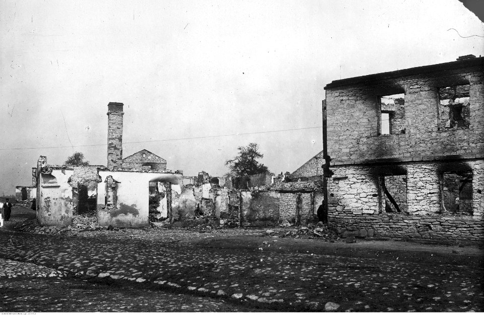 Sokolniki- zniszczenia wojenne dokonane przez Ukraińców. (22-379-19)