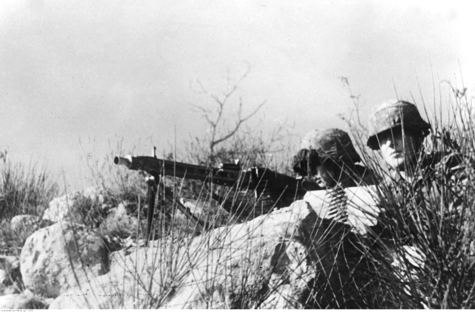 Stanowisko ciężkiego karabinu maszynowego MG 42 na froncie włoskin (2-2346)