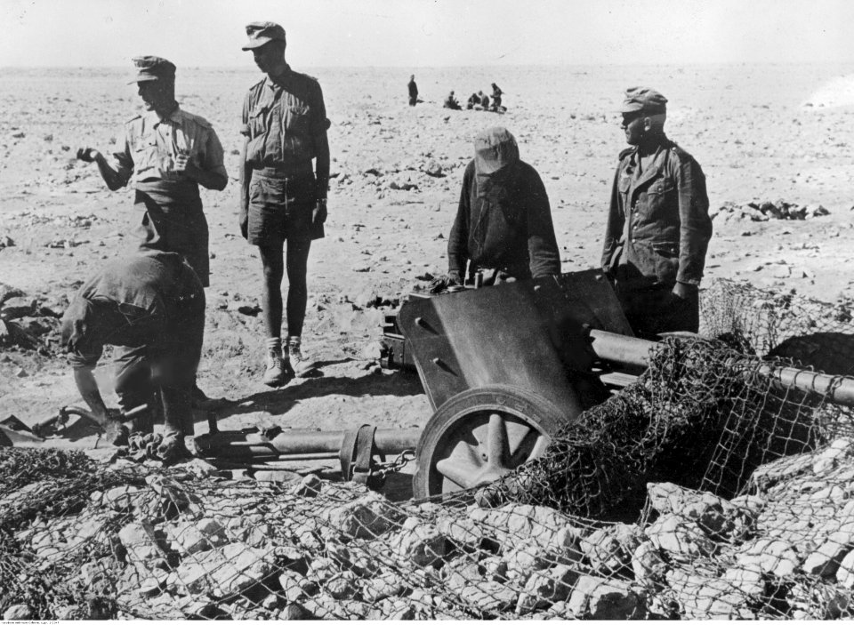 Stanowisko działa Pak 38 kal 50 mm na wysuniętych pozycjach EL Alamein (2-2047)