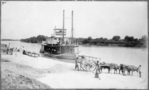 Steamer Bessie on the Rio Grande River loading up at Fort Ringgold, Tex., en route to Brownsville, ca. 1890 - NARA - 522970