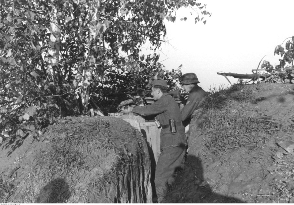 Stanowisko niemieckiego karabinu maszynowego na froncie w Galicji (2-776)
