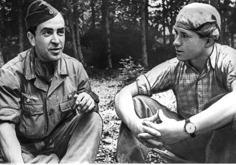 Starszy marynarz Horst Berger podczas rozmowy z kolegą (2-2582)