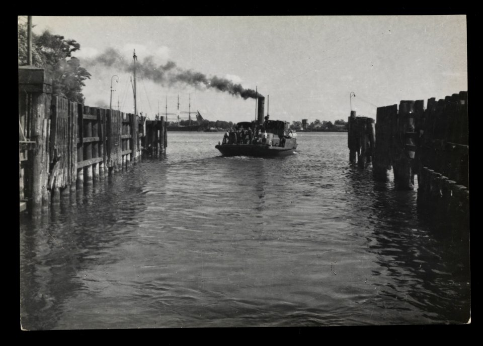 Swinoujscie, prom na rzece Swinie 1945 (66045947)