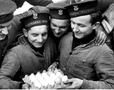 Służba marynarzy na polskim okręcie wojennym (21-144-14)