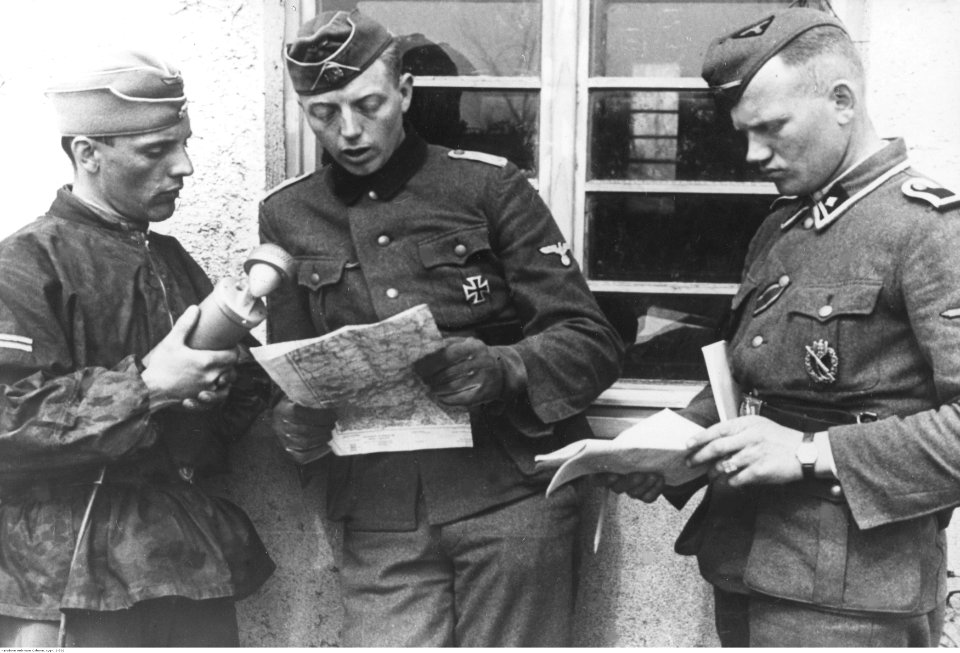 SS-Hauptsturmfuhrer Fritz Klingenberg udziela wywiadu reporterowi radiowemu (2-502)