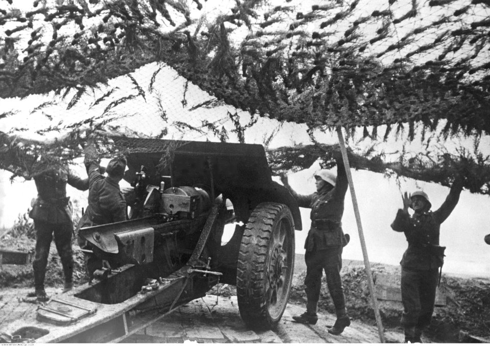 Stanowisko artylerzystów niemieckich na froncie pod Nettuno - Anzio (2-2188)