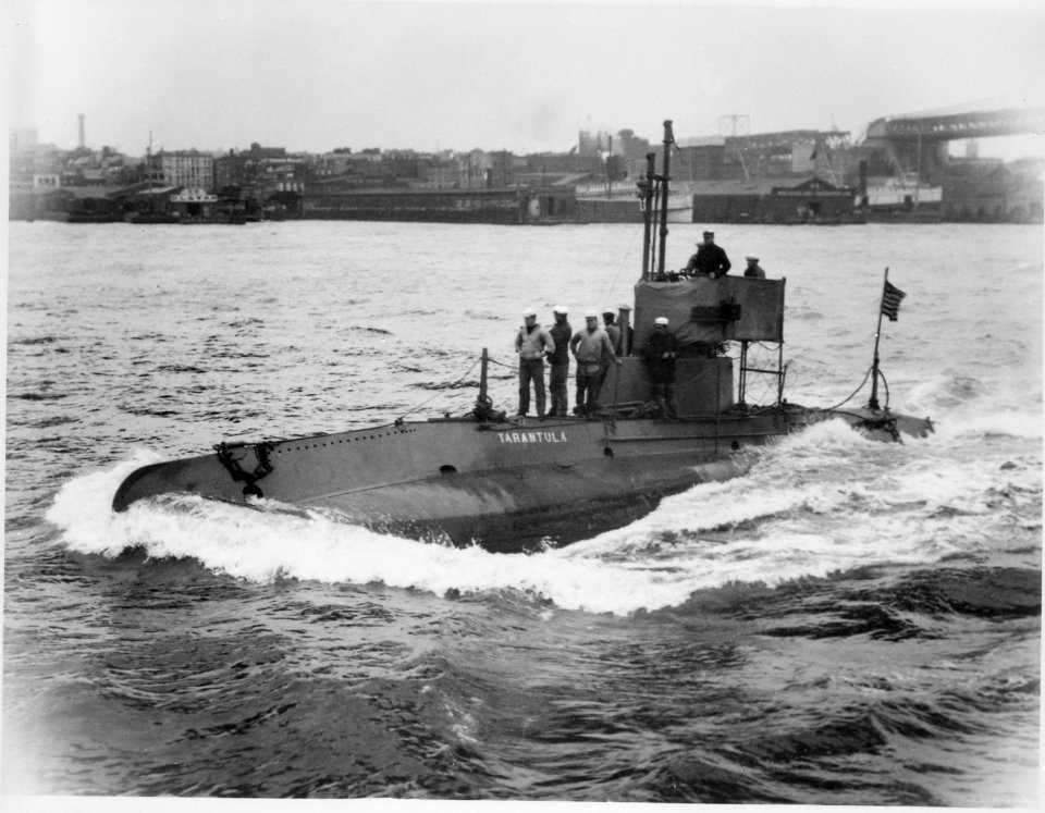 Tarantula (SS12), renamed B3. Port bow, underway, crew on deck, 1909 - NARA - 512934
