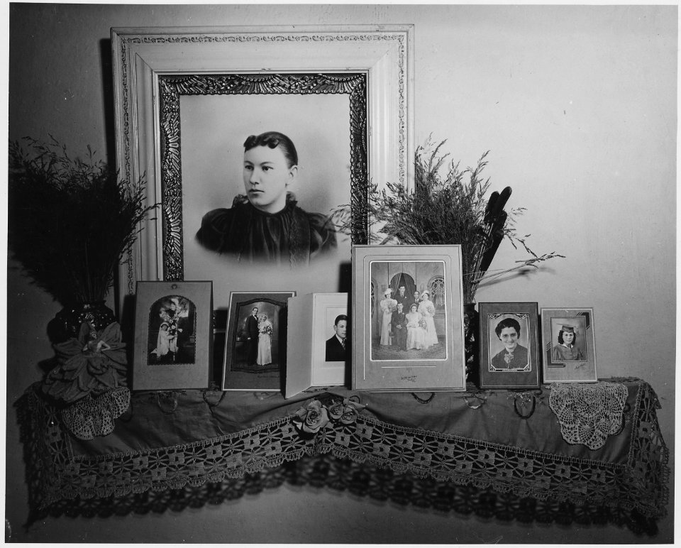 Taos County, New Mexico. Still life, photos in Gomez house - NARA - 521901