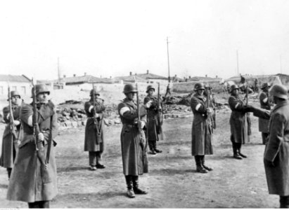 Tatarscy ochotnicy w mundurach wojskowych podczas ćwiczeń z bronią (2-1991)