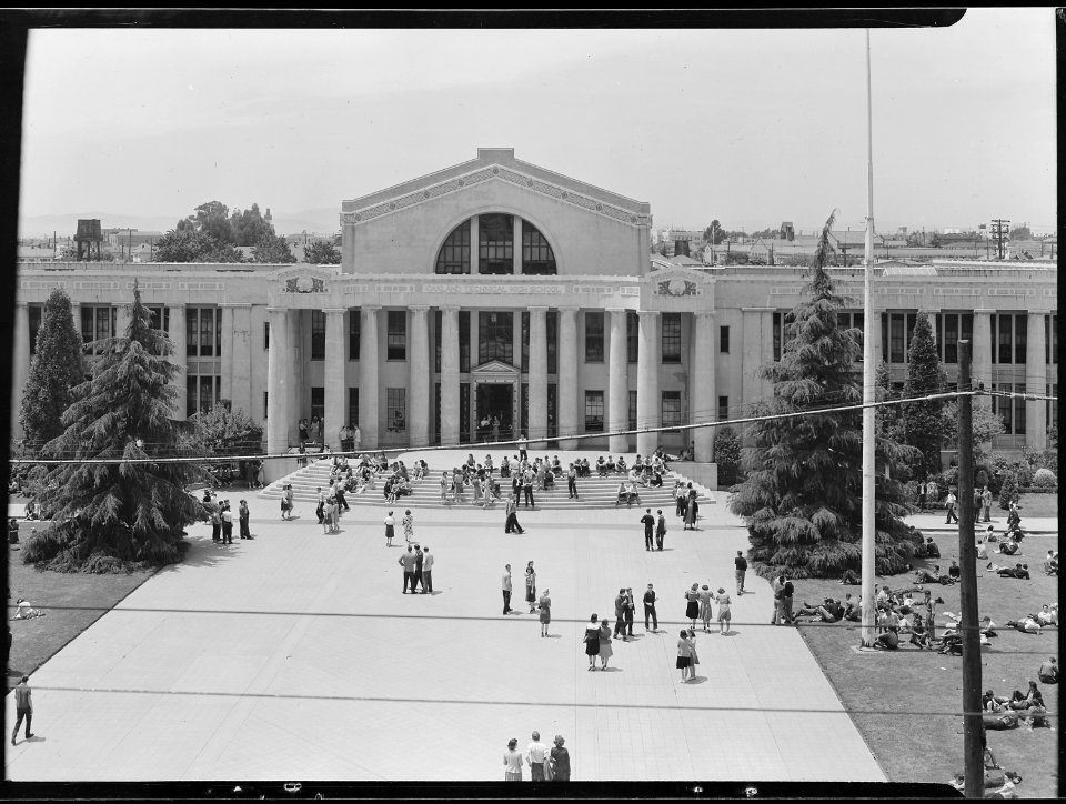 Technical High School, Oakland, California. High School Youth. Lunch hour - NARA - 532266