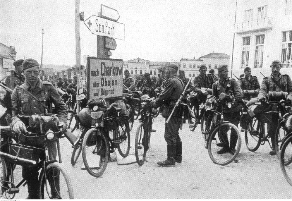 Szwadron rowerzystów niemieckich na ulicy miasta nad Donem (2-751)