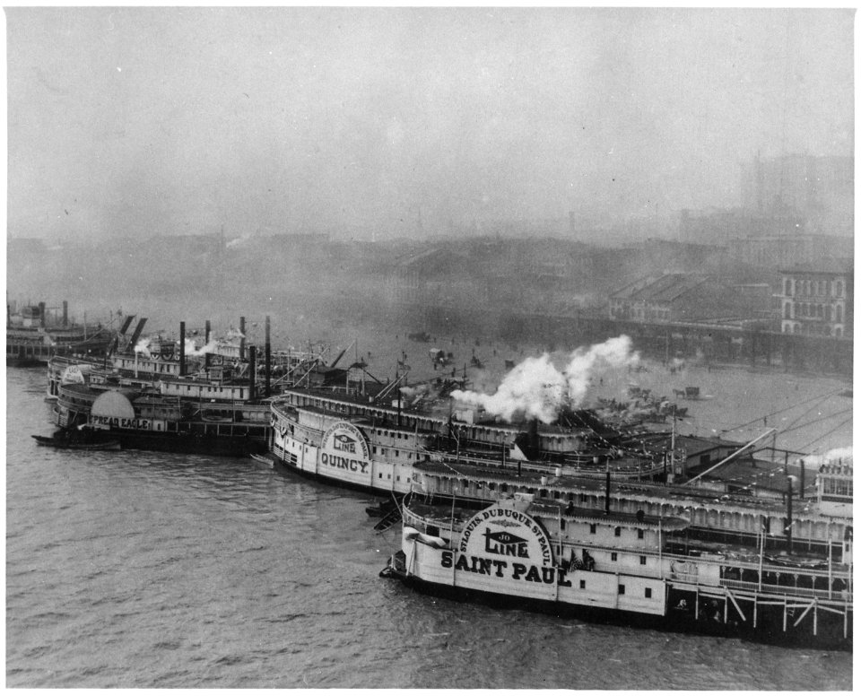 The Saint Louis, Missouri, waterfront crowded with steamboats at the start of President William H. Taft's inspection tri - NARA - 519435