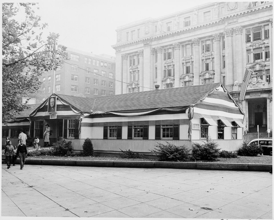 The temporary quarters of the Veterans' Information Center in Washington, DC is decorated to welcome President Harry... - NARA - 199953