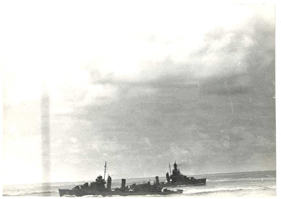 The USS Mahan (DD364) (foreground) during the Battle of Santa Cruz, Oct. 26, 1942. - NARA - 80-G-30169