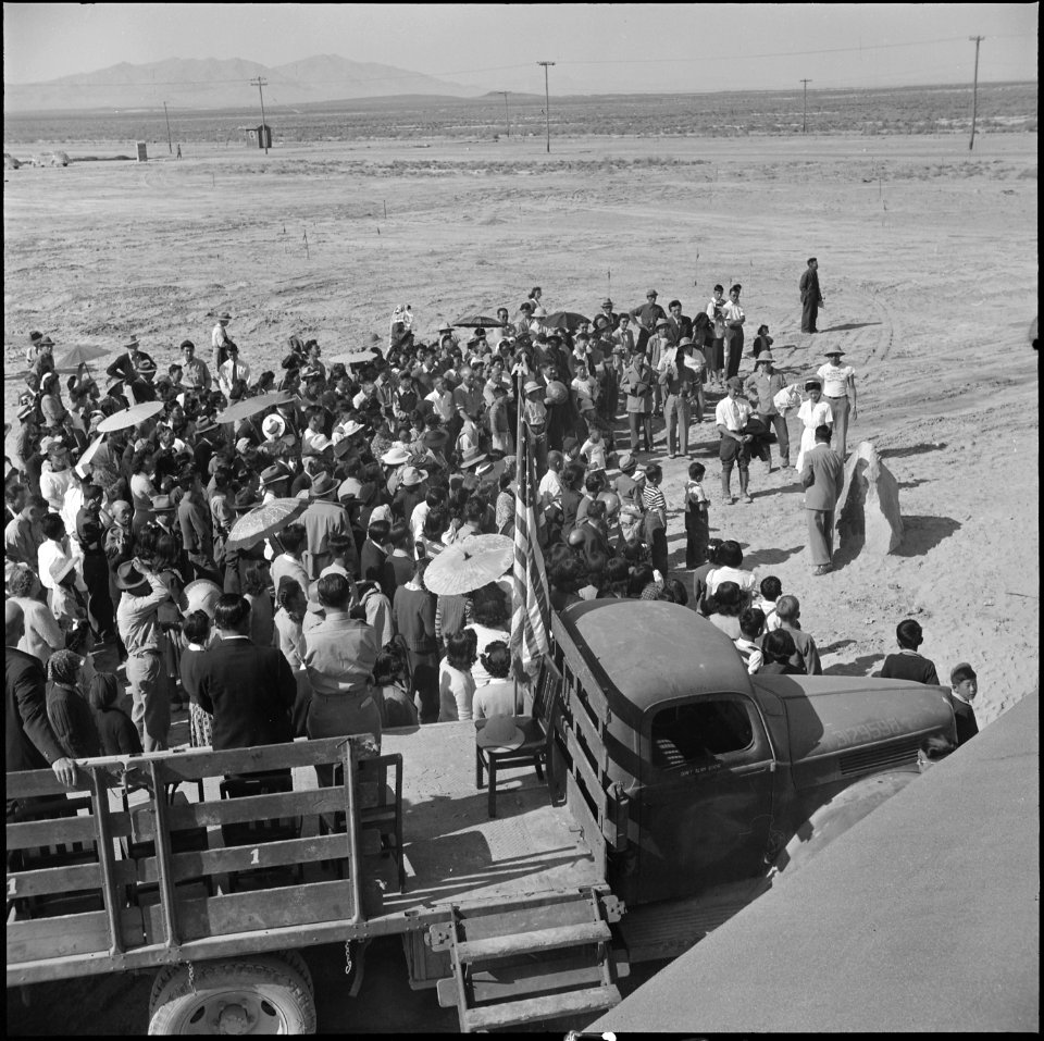 Topaz, Utah. A young doctor of Japanese ancestry describes the meaning of the inscribed stone at th . . . - NARA - 538696