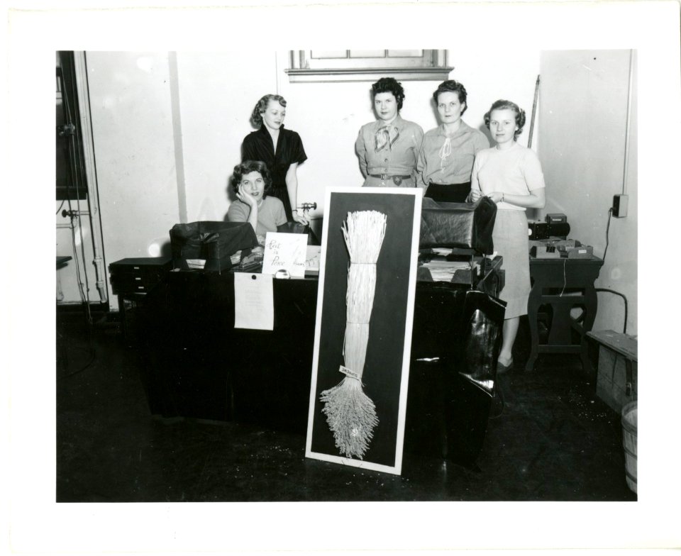 THC 2003.902.318 Women workers Group portrait