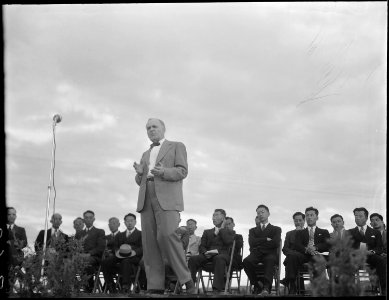 Topaz, Utah. Induction of new community council at Topaz - NARA - 537260