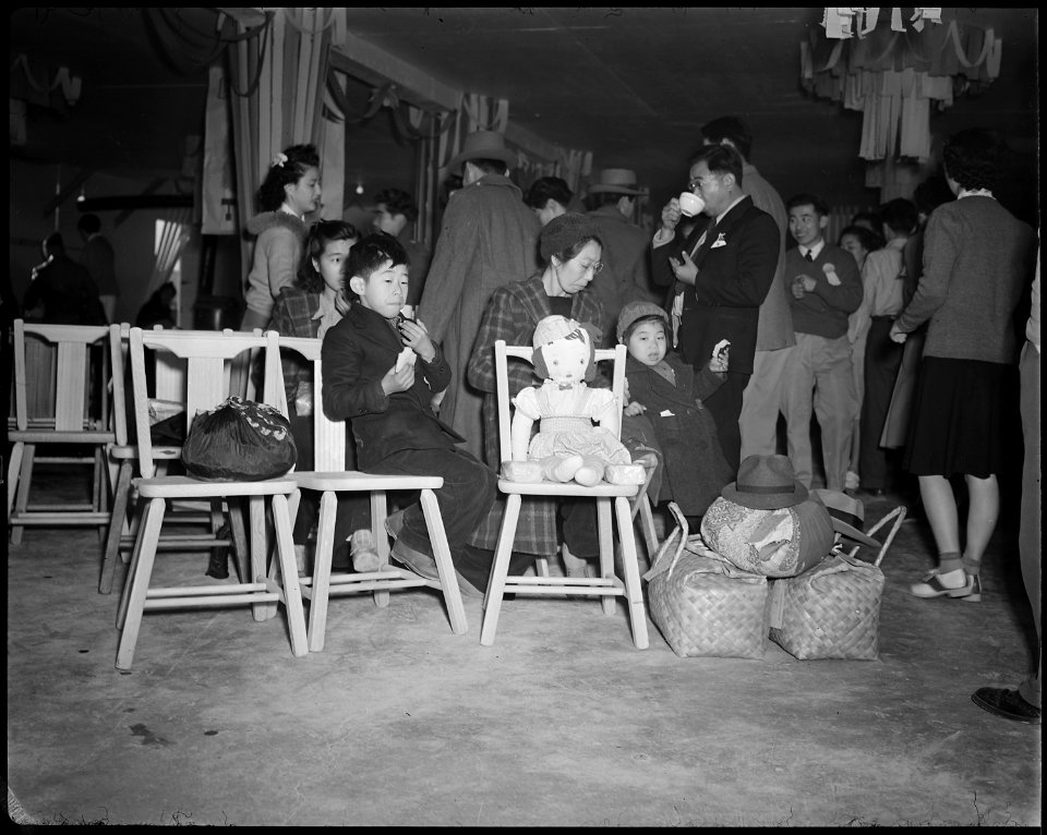 Topaz, Utah. The arrival of the evacuees from Hawaii was a festive day, at this center. This famil . . . - NARA - 536986