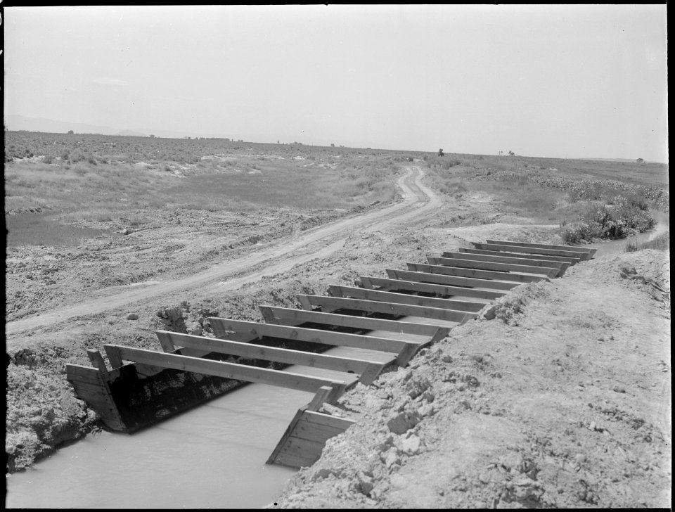 Topaz, Utah. New flume across drain ditch in Section 10 - NARA - 537254