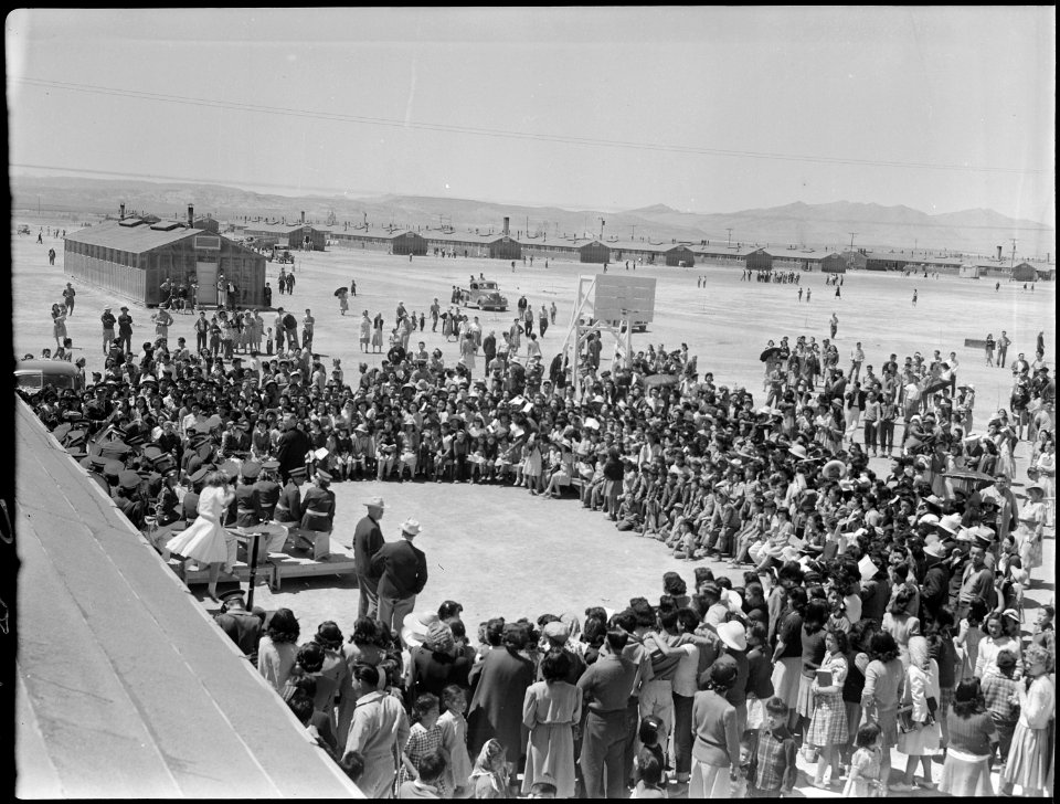 Topaz, Utah. Scene at Topaz. Crowds entertained by Delta High School. - NARA - 537266