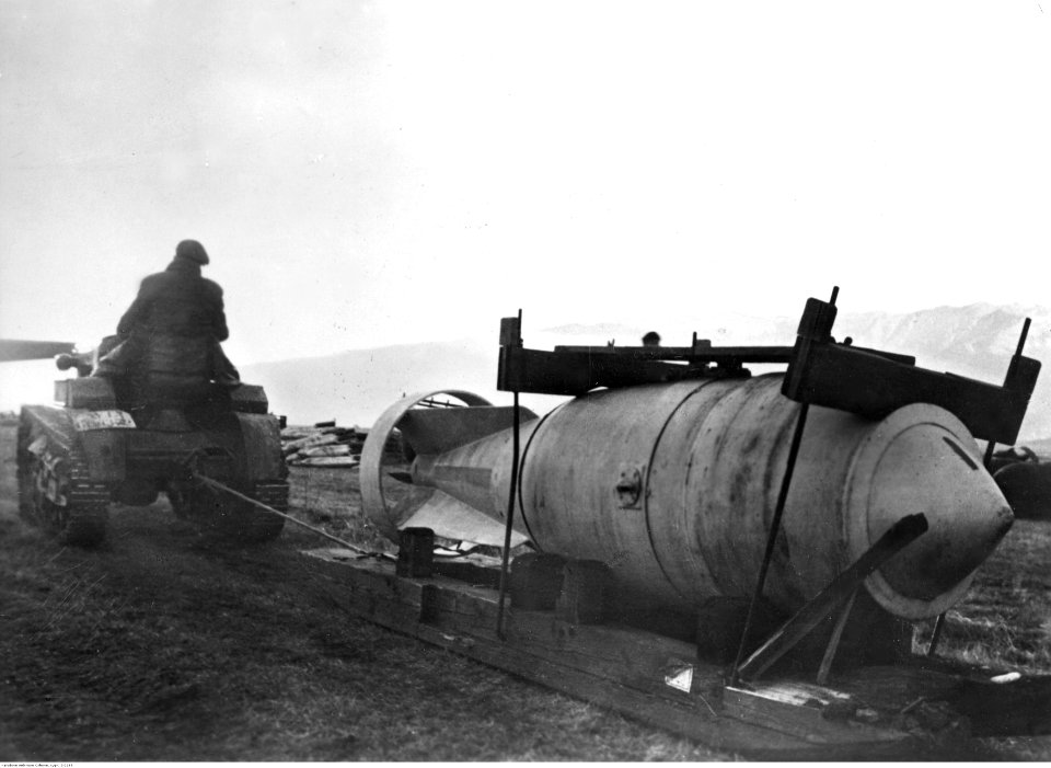 Transport ciężkiej bomby samolotowej na froncie pod Nettuno - Anzio (2-2199)
