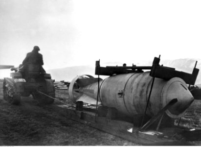 Transport ciężkiej bomby samolotowej na froncie pod Nettuno - Anzio (2-2199)