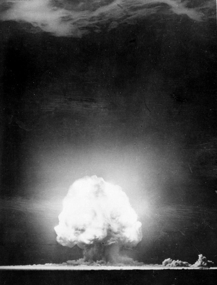Trinity explosion at Los Alamos, New Mexico - NARA - 558571