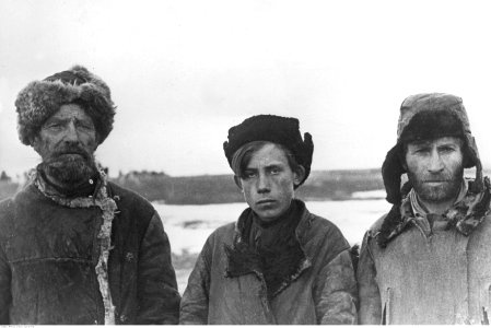 Trzej mężczyźni radzieccy wzięci do niewoli niemieckiej (2-1942)