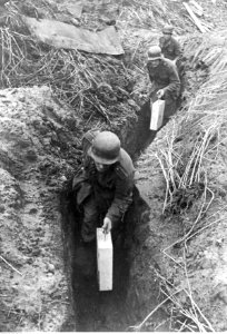 Trzej żołnierze niemieccy w okopie na froncie wschodnim (2-1070) photo