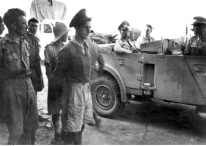 Tobruk. Marszałek Erwin Rommel mija kolumnę jeńców angielskich (2-2024)