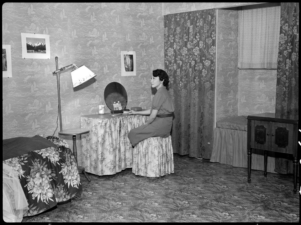 Tule Lake Relocation Center, Newell, California. A view in one of the evacuee apartments. This apa . . . - NARA - 538453