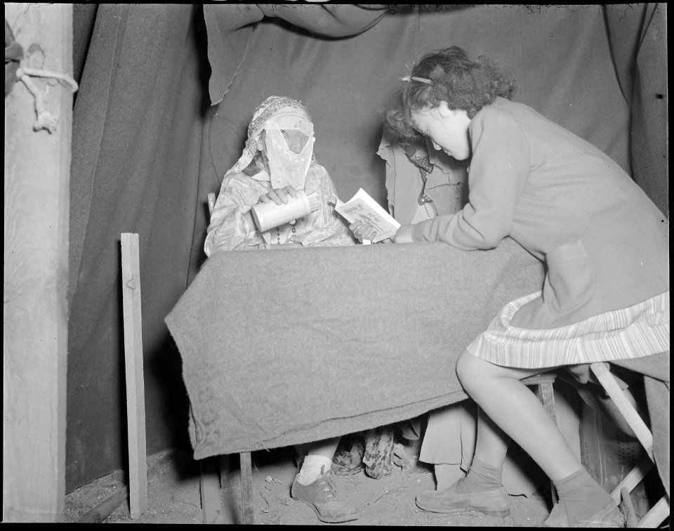 Tule Lake Relocation Center, Newell, California. Artists at Fair. - NARA - 536493