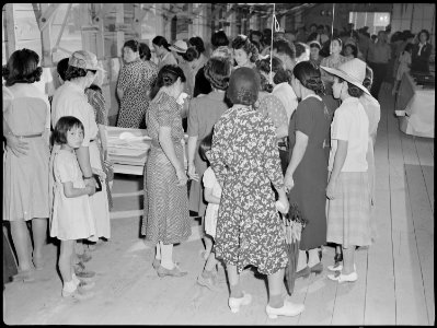 Tule Lake Relocation Center, Newell, California. Crowds of evacuees witnessed the local handicraft . . . - NARA - 538399