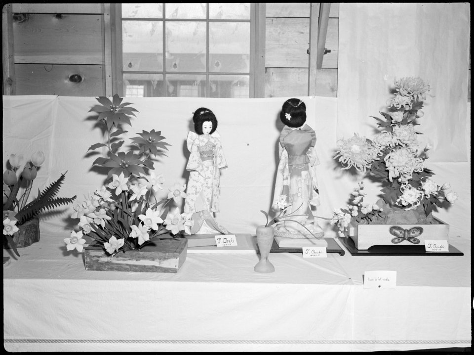 Tule Lake Relocation Center, Newell, California. Floral arrangements in the recreation halls were p . . . - NARA - 538411