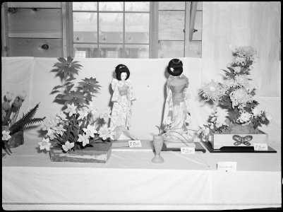 Tule Lake Relocation Center, Newell, California. Floral arrangements in the recreation halls were p . . . - NARA - 538411