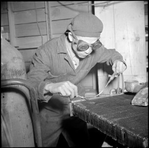 Tule Lake Relocation Center, Newell, California. Frank K. Mizuni, former garage owner and mechanic, . . . - NARA - 536729